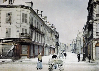 Een vrouw met een kar vol melkbussen in Rue de Vesle en een man met een andere kar in Rue de Talleyrand achter haar, Reims, Frankrijk, 3 maart 1917